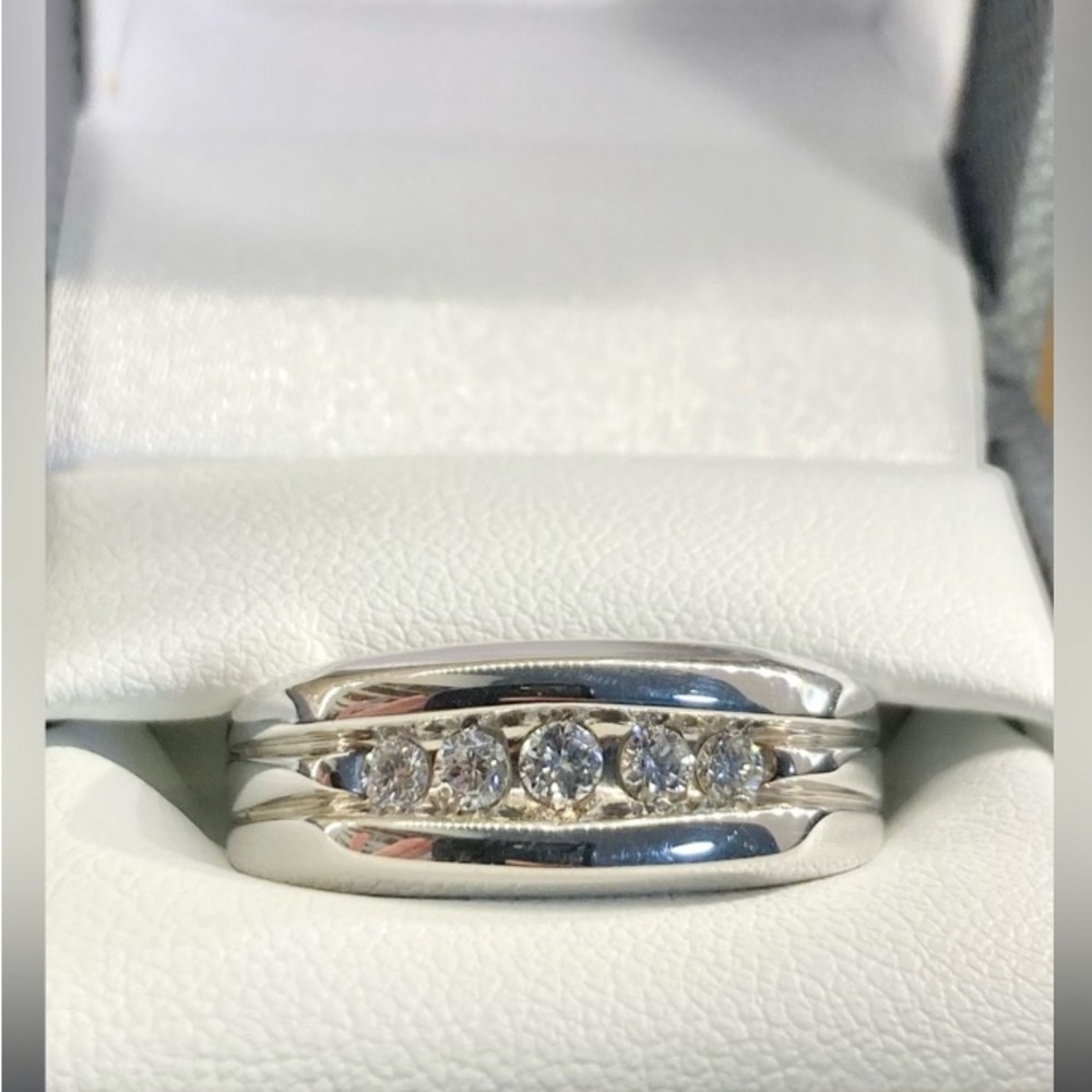 14k White gold , diamond.